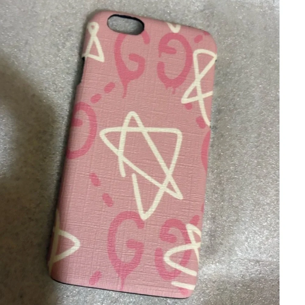 NEW GUCCI Graffati Pink and White Phone Case comes in retail box